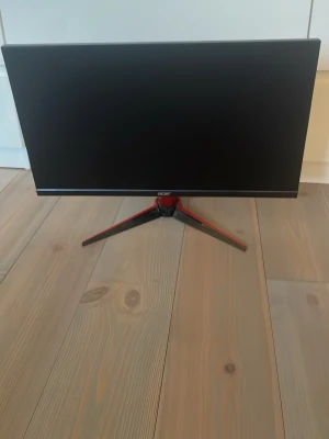 Dator skärm - De ingår inte en hdmi kabel. De har 140fps.  30x54cm