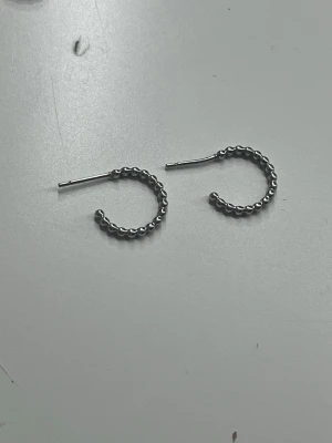 Kul örhängen silver  - Supersöta silver örhängen från pilgrim. Använda Max 2 gånger pga fel färg. Nypris 350kr