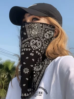 Svart bandana med paisleymönster - Snygg svart bandana med klassiskt vitt paisleymönster. Perfekt att bära runt halsen eller som accessoar till streetwear-looken. Tillverkad i mjukt tyg som känns bekvämt mot huden och är lätt att styla på olika sätt.