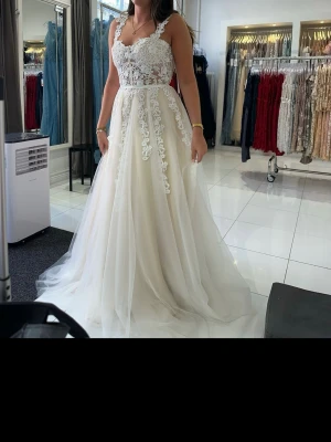 Balklänning från Dressroom - Säljer nu min balklänning från förra året. Den är från butiken Dressroom & alltså köpt i Göteborg. Förra året var den väldigt populär & nästan helt slut när jag köpte min. Nypris 5500 kr och den har fått en kemtvätt (bild på kvitton finns som sista bild). Den är i storlek 2, och jag är en S ibland M. Så den är inte en XXXS 😅 Den går att knyta i midjan med ett snöre. Pris kan diskuteras vid snabb affär 🩷