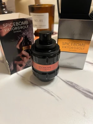 Spicebomb Extreme från Viktor&Rolf - HELT FULL!!!! Spicebomb Extreme från Viktor&Rolf är en parfym med en unik och kraftfull design. Flaskan är svart med en orange etikett och har en robust, cylindrisk form som påminner om en granat. Parfymen levereras i en silverfärgad kartong med orange detaljer.