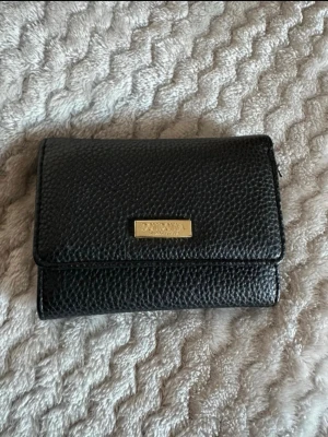 Plånbok - Don donna plånbok. Lite slitningar som man ser på bilden annars i fint skick. 🩷