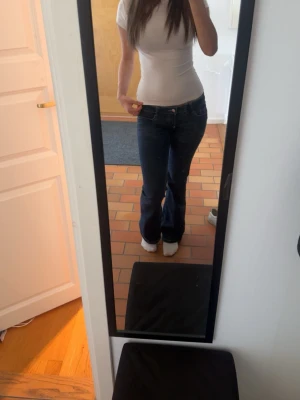 Din vintage shop - Säljer dessa superfina low waist flared jeans ifrån din vintage shop! Jeansen är i jätte bra skick förutom att en knapp på bakfickan saknas. Jeansen är annars använda ca 2-3 gånger och i storlek S. Säljer pga storleken som ej passar mig!❤️PRIS KAN DISKUTERAS 