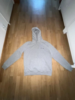 Samsøe Samsøe hoodie  - En går Samsøe Samsøe hoodie som jag säljer för den inte kommer till användning efter köp. Har taggar kvar och hoodien är knte använd