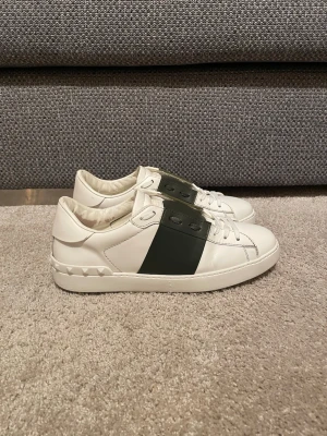 Valentino open - Valentino Opens, size 42 passar 43, skick 9/10, endast skor medföljer vid köp, bara att höra av er vid funderingar.