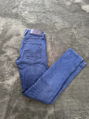 Replay Anbass hyperflex - Säljer ett par replay anbass hyperflex i bra skick då de inte passar längre. Liten defekt vid gylfen syns på sista bilden. Storlek W29 L32. Tveka inte att höra av dig vid frågor, mvh Elliot