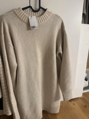 Beige stickad tröja från H&M - Säljer en beige stickad tröja från H&M, helt ny! 