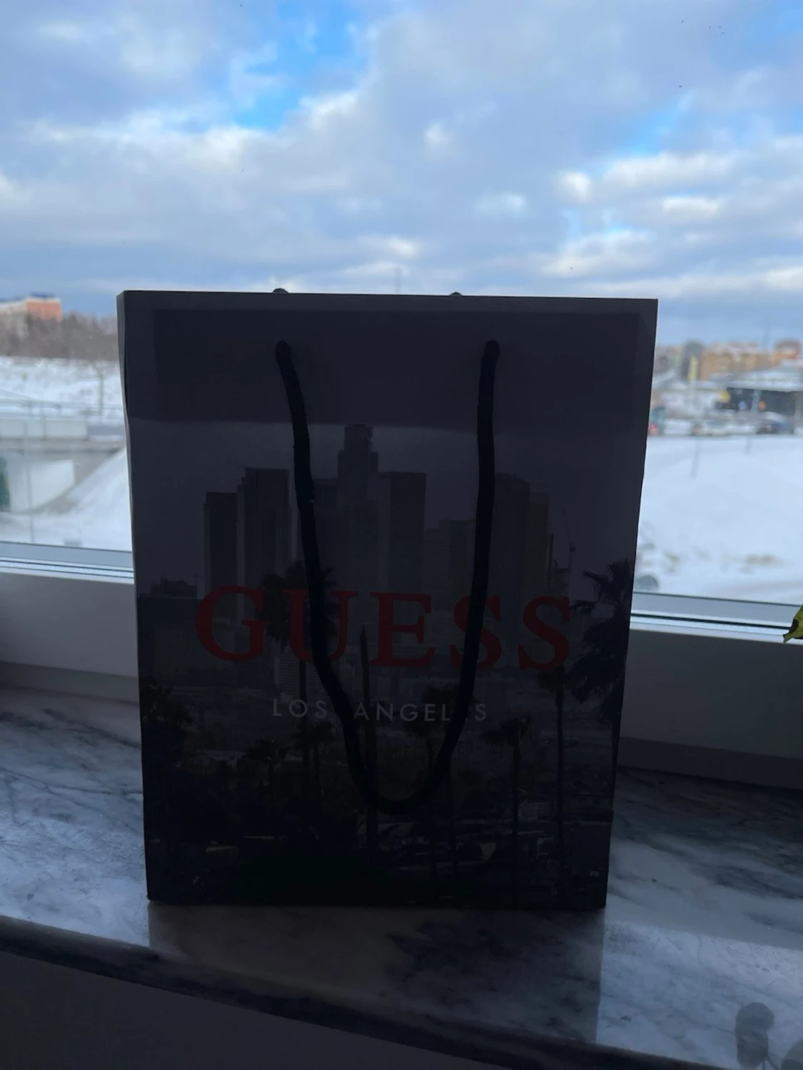 Ljuslila handväska med hjärtspänne