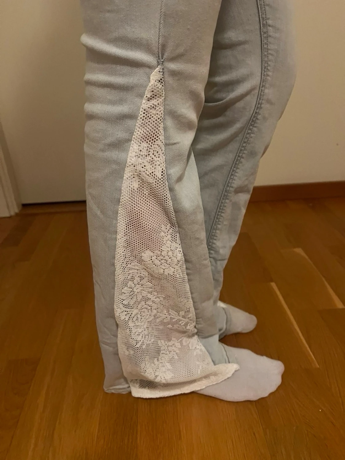 Ljusblå bootcut jeans med spetsdetalj - 1