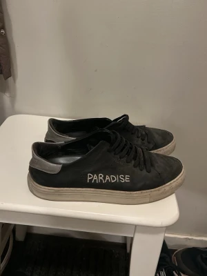 Svarta Axel Arigato ”Paradise” sneakers i läder - Svarta låga sneakers från Axel Arigato ”Paradise” som är lite smutsiga, men är lätta att åtgärda.