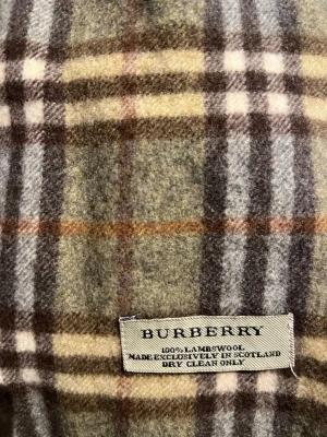 Burberry halsduk  - Köpt från Haiendo shop använt Max 2 gånger! Hör av er för fler bilder eller andra funderingar😃