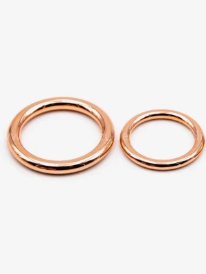 Släta ringar i roséguld - Säljer stilrena och släta ringar i roséguldfärgad metall. Ringarna har en enkel, rund design utan stenar eller dekorationer. Perfekta för dig som gillar minimalistiska accessoarer och vill ha något som sticker ut på ett subtilt sätt.