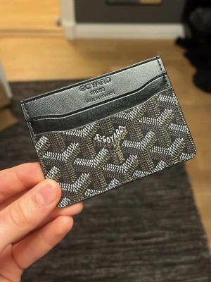 Svart plånbok  - Säljer nu min plånbok, inga skador eller fläckar på den! Skriv om du vill diskutera priset eller har några frågor 🌟