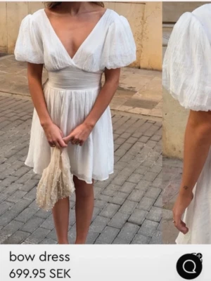 Vit kort omlottklänning med puffärm - Superfin vit kort klänning från Gina Tricot med puffiga korta ärmar, och stor rosett i ryggen. Djup v-ringning fram och bak. Klänningen är aldrig använd! Skriv med frågor☺️