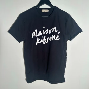 Maison Kitsuné T-shirt - Vid köp av fler produkter erbjuds bättre pris. Skriv vid ytterligare frågor eller funderingar🤝 Storlek: S. Mått: Längd 67 cm. Bredd 46 cm.