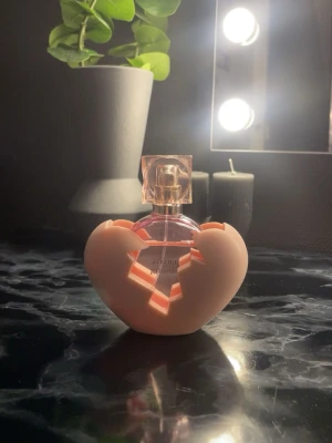 Ariana Grande Thank U next parfym - Rosa parfym från Ariana Grande som luktar kaxigt men sött 🩷