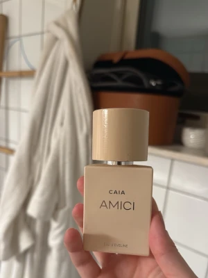CAIA Amici Eau de Parfum - Caia parfym mycket kvar.