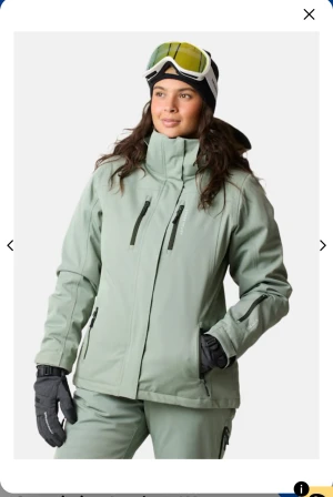 Ljusgrön skidjacka Swedemount - Ljusgrön/mint skidjacka från Swedemount med huva och flera dragkedjeförsedda fickor. Jackan har hög krage, lång ärm och justerbara muddar. Endast använd två gånger💓💕 (inga defekter alls, helt ny)