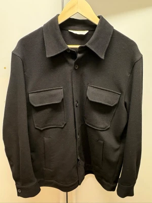 Zara Överskjorta  - Svart Zara jacka/ kavaj / Överskjorta Knappt använt och i bra skick. Storlek M