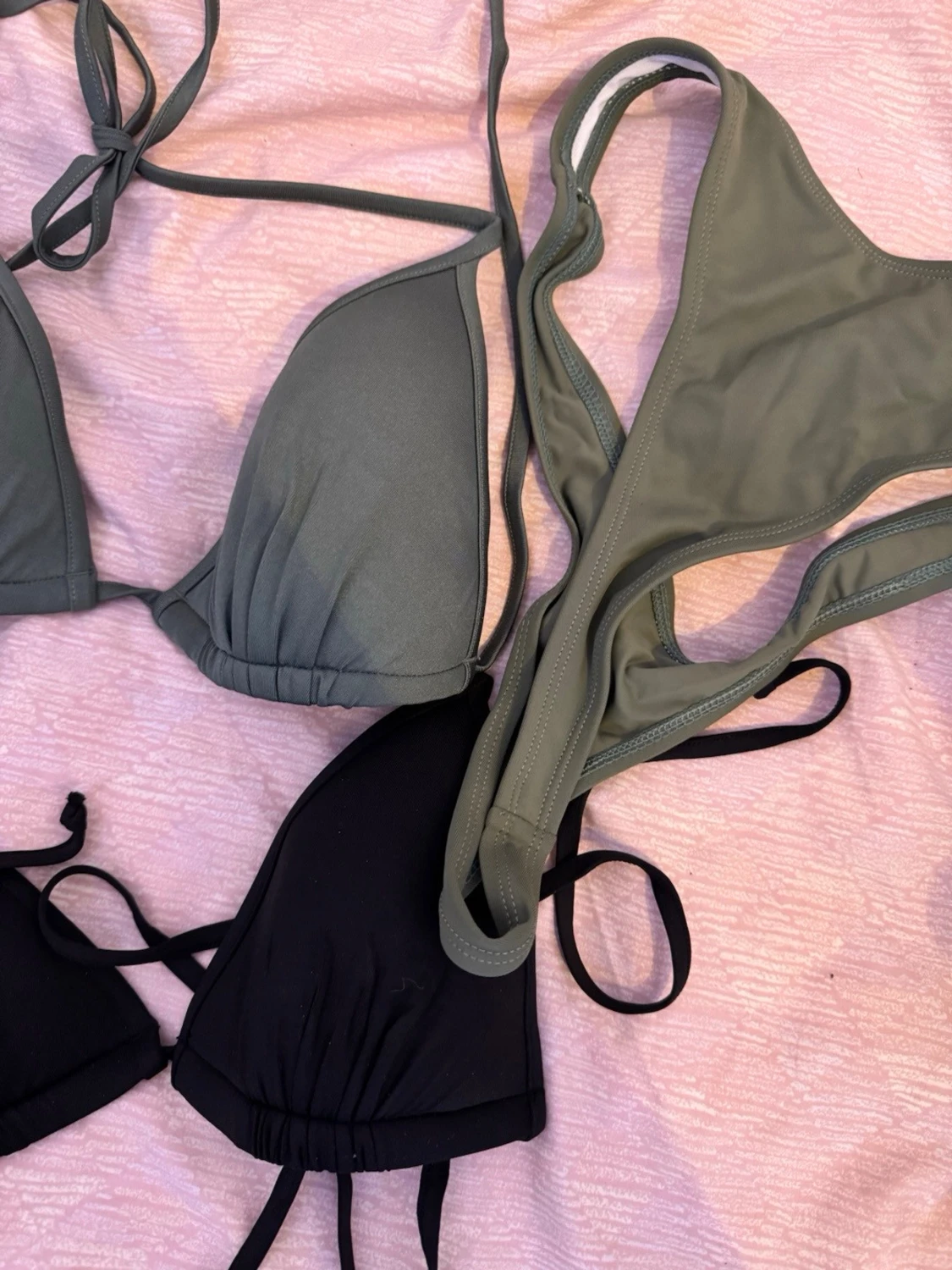 Två trekantsbikinis i svart och grönt - 1