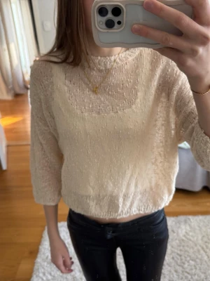 Snygg stickad tröja från Zara - Snygg tröja från Zara med tre kvart ärmar. Säljer för att jag inte använder den så mycket!