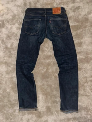 Raw SELVEDGE Levis jeans - Säljer dessa skit snygga Raw dry selvedge Levis 511 jeansen!😁  Jeansen är i topp skick och har inga som helst defekter.☺️  Jeansen har redan fått honeycombs och andra feta fades! Vid frågor är de bara höra av sig! 📲 