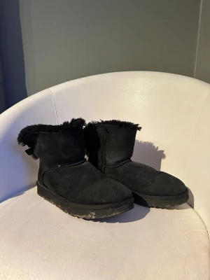 Svarta UGGs - Mysiga svarta kängor från UGG i äkta fårskinn med fluffigt foder och mocka på utsidan. Väl använda men inga större defekter! Säljer på grund av att dem inte används☺️