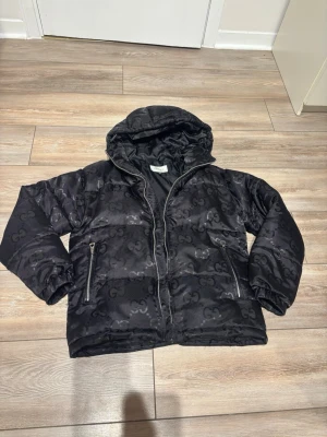 Gucci jacka svart - Hallojjjj kompisar! Här säljer jag min vackra gucci jacka då jag inte alls har någon använding av! OBS: Tyvärr ingne kvitto! Är fast vid priset jag lägger ingen annat!