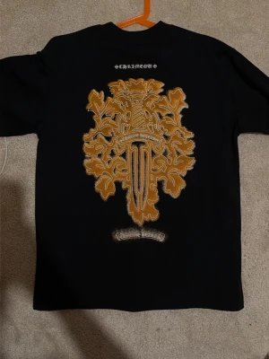 Chrome heart tshirt stickad logo - Chrome hearts tshirt svart size S aldrig använd