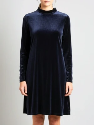 Sammetsklänning från Stylein i mörkblå - Strl medium - Elegant mörkblå sammetsklänning från Stylein. Klassisk passform med hög krage och fint fall. Perfekt för fest, vinter och allt som kräver lite extra.Stylein sammet/velour-klänning i möööörk blå. Den är inte så dammig som den ser ut på bild, det är bara väldigt svårt att ta bilder på materialet! Storlek M.  Material: Polyester Skick: Inte hittat något att anmärka på alls mer än att tvättlappens text knappt syns längre.