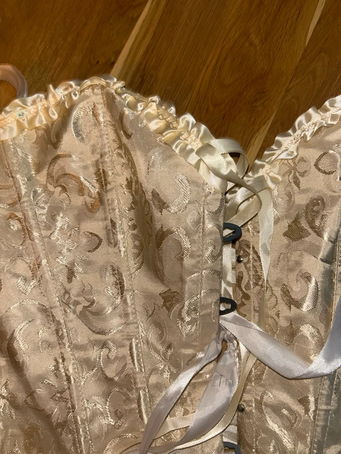 Krämfärgad brokadkorsett med satinband - 1