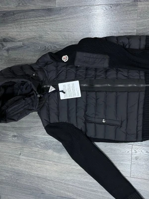 Moncler cardigan  - Moncler cardigan storlek xs. Säljs för 1500 jätte bra kavlite finns i Malmö eller fraktas. 