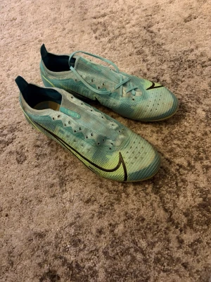 Nike mercurials elite st 44,5 - Gröna nike Mercurials Elite i st 44,5 i använt skick men sulan och dobbarna är i jätte bra skick vilket är det viktigaste. 