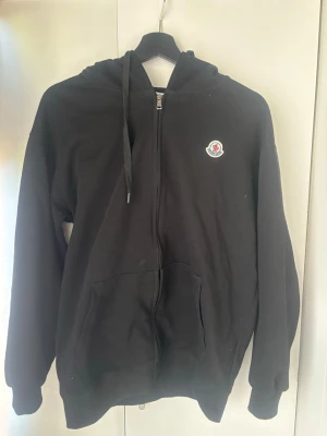 Svart zip hoodie från Moncler - Koftan är helt ny men den scannar inte.