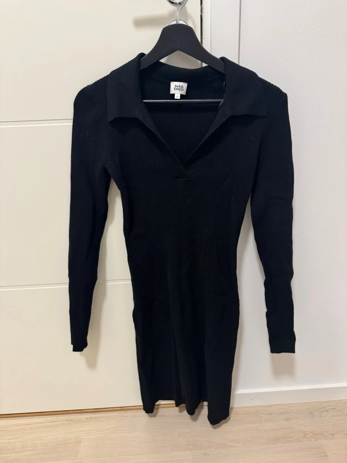 Svart ribbad klänning Twist & Tango