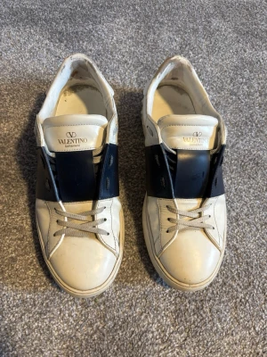 Valentino Garavani vita sneakers - Blåa valentinos i storlek 42, i bra skick. Låda fås med. 