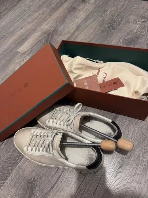 Vita Oliver Cabell strl 44 med LP box - Oliver Cabell Vita Low 1 strl 44, väldigt sparsamt använda, kan skicka i LP box med påsar