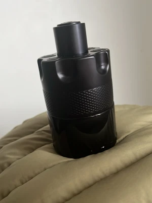 Azzaro The Wanted Edp Intense - Hej säljer en azzaro the most wanted edp intense, de är ca 80% kvar, 100 ml flaska