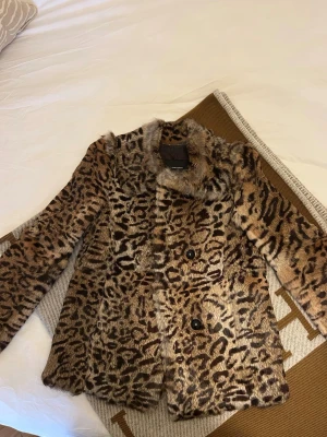 Leopardmönstrad pälsjacka från Isabel Marant - Äkta päls. Jacka från Isabel marant i päls med leopardmönster. Xs. 