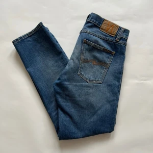 Nudie jeans Gritty Jackson - Säljer dessa nudie jeans i modellen Gritty Jackson blue traces som sitter lite mer soft och loose på benen! | dem är i superskick, knappt använda. | storlek 30/30 | vid funderingar eller diskussion om pris är det bara att höra av sig!🤝🤩