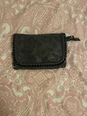 Väska - Säljer en snygg väska som inte kommer till andvändning en längre kedja kommer med