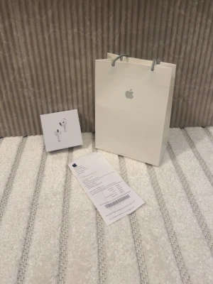Apple Air pods 4 ANC - Helt nya och oöppnade Air pods 4 anc. Säljs eftersom jag fick den i gåva men redan har gen 2. Kvitto finns på bild