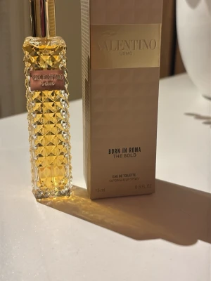 Valentino Uomo Born In Roma The Gold - Exklusiv parfym från Valentino, Uomo Born In Roma The Gold. Flaskan är 15 ml och har en lyxig, guldtonad design med mönstrad glasstruktur och guldfärgat lock. Kommer i matchande elegant förpackning med gulddetaljer.