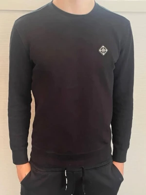 J.Lindeberg tröja - J.Lindeberg tröja herr| pris:499kr| storlek: M| skick:9/10| hör av dig vid minsta lilla fundering eller fråga|