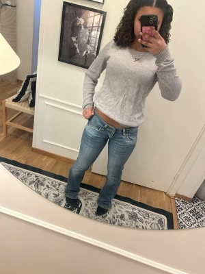 Lee jeans - Säljer ett par blå low-waist jeans ifrån Lee med låg midja och klassisk femficksdesign med perfekt passform då de ej kommer till användning! Väldigt fåtal använda. Hör gärna av er vid frågor😊.
