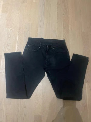 Svarta tiger of Sweden jeans - Säljer ett par aldrig använda svarta Tiger of Sweden jeans, modellnamn pistelero med klassisk femficksdesign och slimmad passform. Passar bra till allt. Storlek W28 L32.