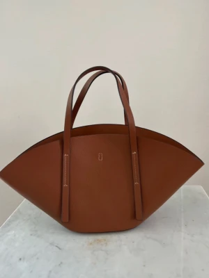 Brun väska - Snygg väska från Gina Tricot! Den lilla modellen 🤩🤩 jättefint skick!