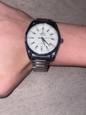 Omega Seamaster  - Omega Seamaster till salu, 38.5mm. Sparsamt använd och väldigt bra skick. En liten repa runt klockramen. OBS! Mekanismen har tappats bort tyvärr( kika sista bilden). Darför ligger den till så lågt pris. Vid frågor eller intresse så är det bara att skicka ett meddelande så hörs vi där.! /Mvh