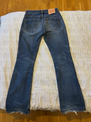 Levi's blå bootcut jeans - Klassiska blå jeans från Levi's med bootcut passform. Modell 507. W30 & L34. Jag är 174 och de är lagom långa på mig. 