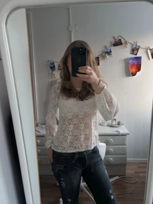 Vit spetsblus med lång ärm - Säljer en superfin vit blus i spets! Aldrig använd💕